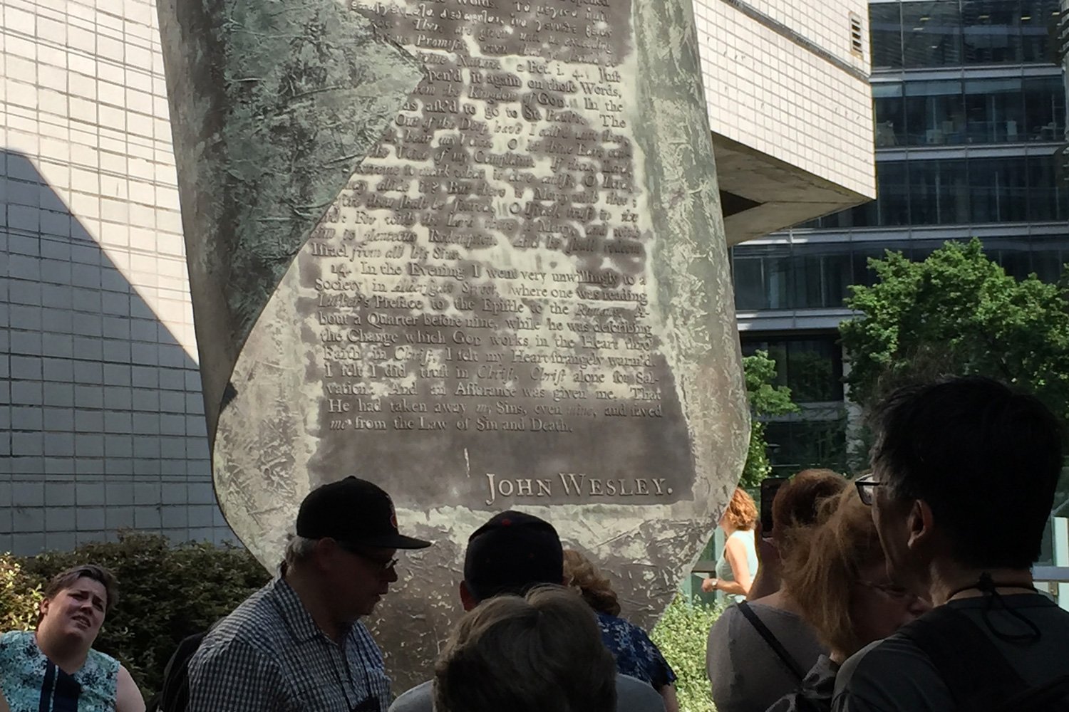 Un monument sur Aldersgate Street, à Londres, se souvient des paroles de John Wesley: «Il avait enlevé mes péchés, même les miens, et m'avait sauvé de la loi du péché et de la mort ». Photo de Joe Iovino, United Methodist Communications.