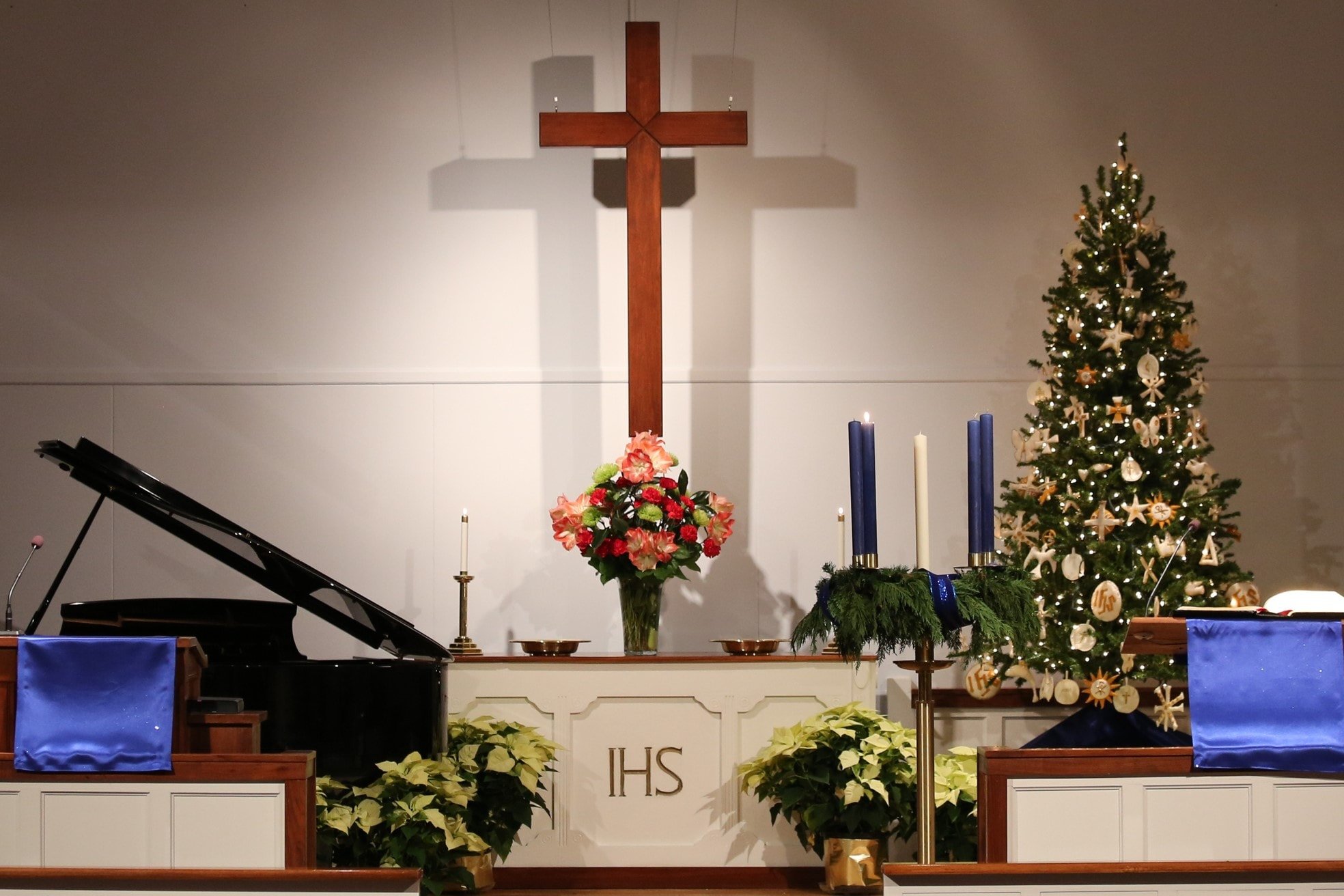 Les poinsettias blancs sont utilisés pendant l’Avent pour décorer le sanctuaire de l’église méthodiste unie de Glendale à Nashville, Tennessee. Photo de Steven Kyle Adair.