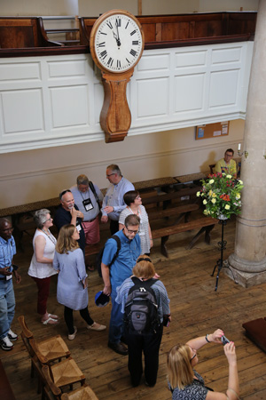 Les bancs de la New Room ne sont pas originaux, mais l’horloge l’est. John Wesley a conseillé à ses prédicateurs de « Soyez ponctuels. Faites tout exactement au moment ». Photo de Kathleen Barry, United Methodist Communications.