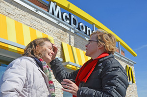 La révérende Stephanie Vader, de l’église méthodiste unie Emmanuel, à Scaggsville, au Maryland, offre l’imposition de cendres dans un stationnement de McDonald. Photo d’archive par Alison Burdett, Conférence Baltimore-Washington.